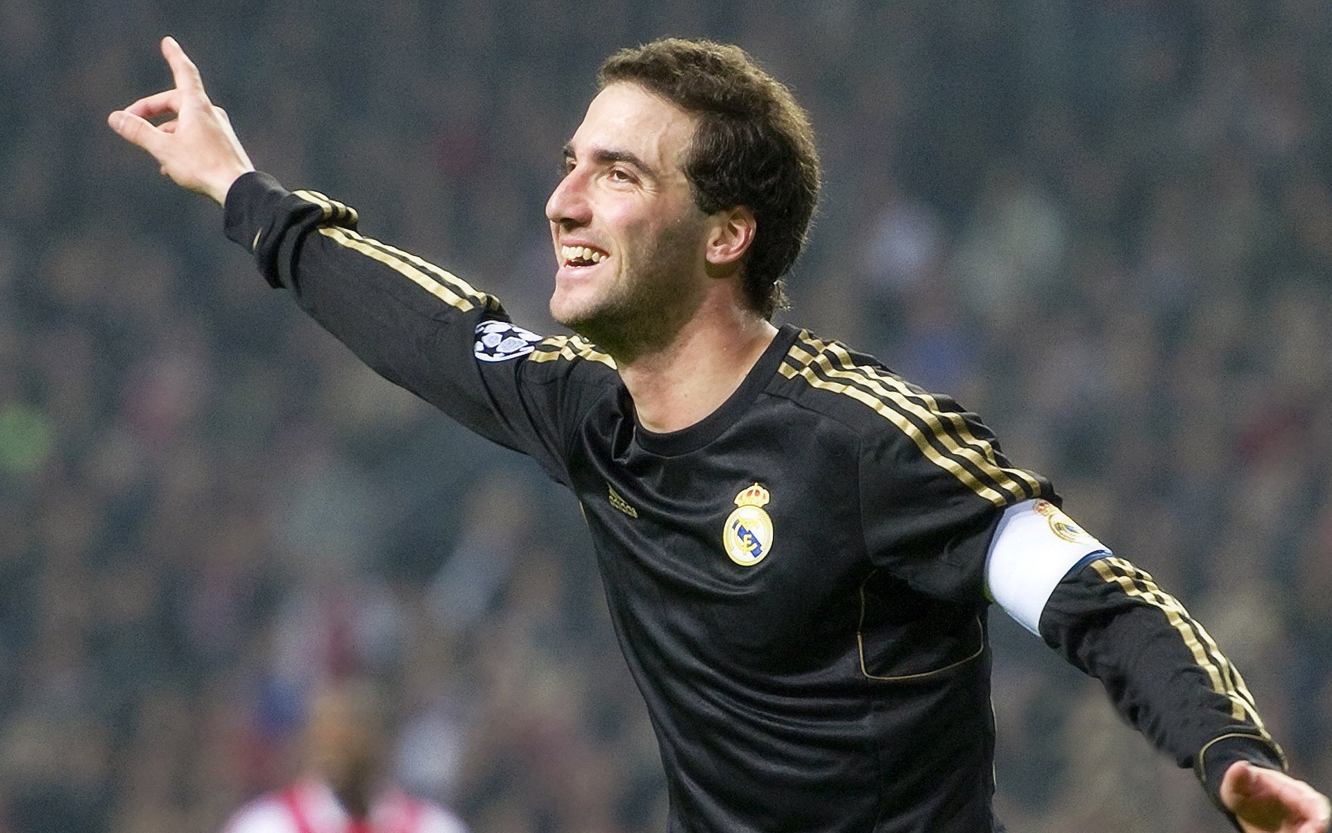 C罗与粉丝互动现场热情高涨，c罗与队友